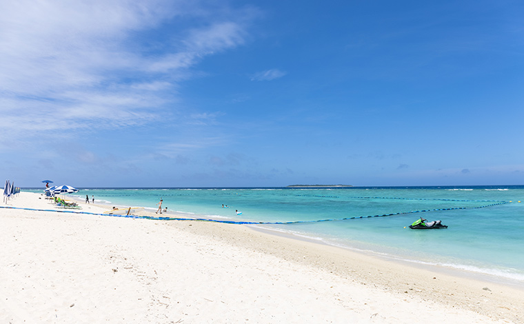 県内屈指の透明度の高さを誇る瀬底ビーチ。奥に見えるのは水納島。