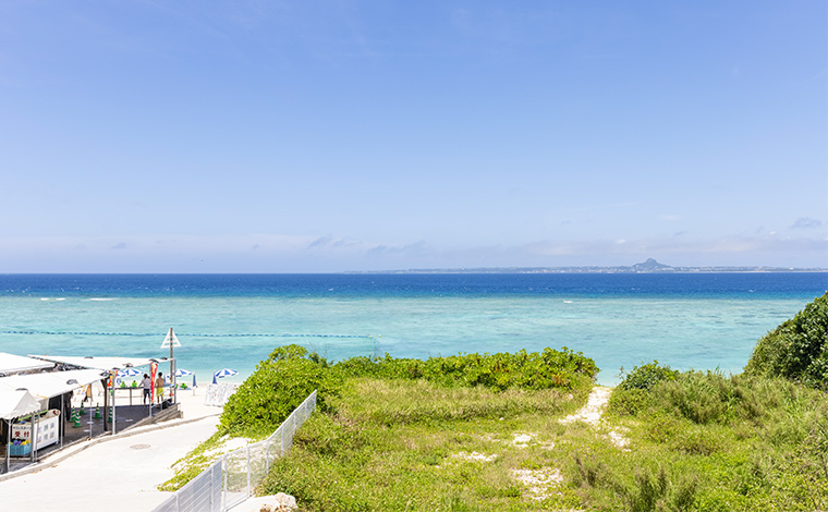 瀬底ビーチの、こちらの角度から見えるのは伊江島。