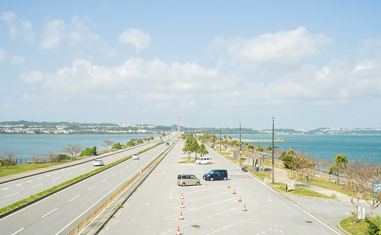 両側を海に挟まれて、気持ちよくドライブできる海中道路。