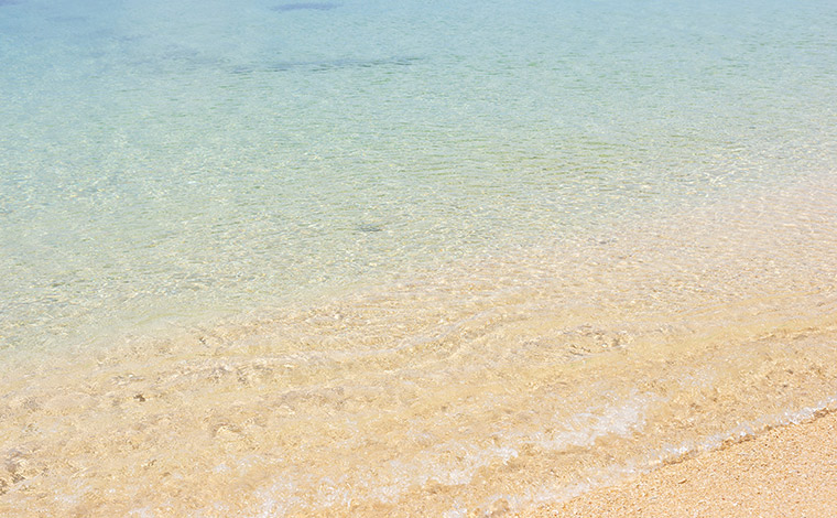 驚くほどの透明度を誇る大泊ビーチ。