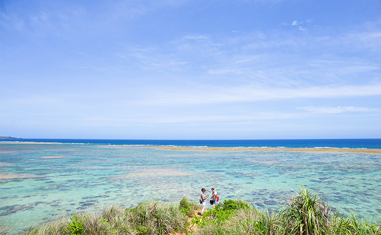 崖の先端まで行って、少し後ろから撮影すれば、一面海に囲まれた絶景写真が撮れます。
