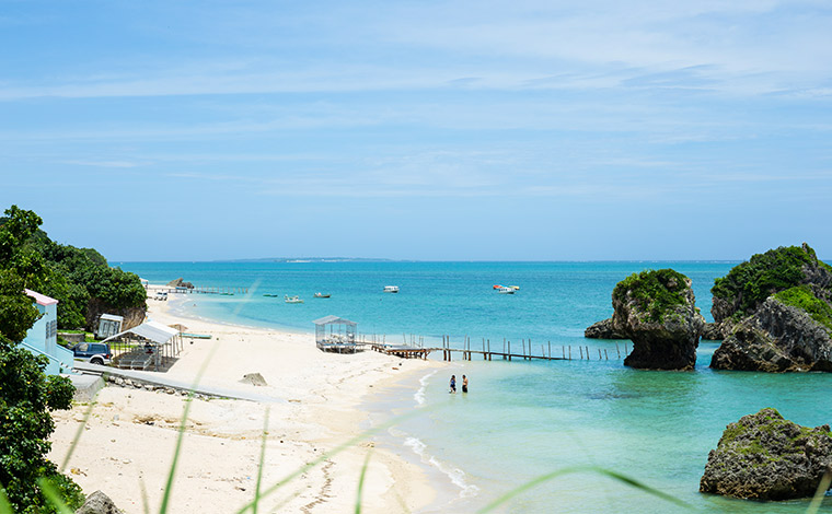 グラスボートの浮かぶ様子もなんだかのどかな新原ビーチ。