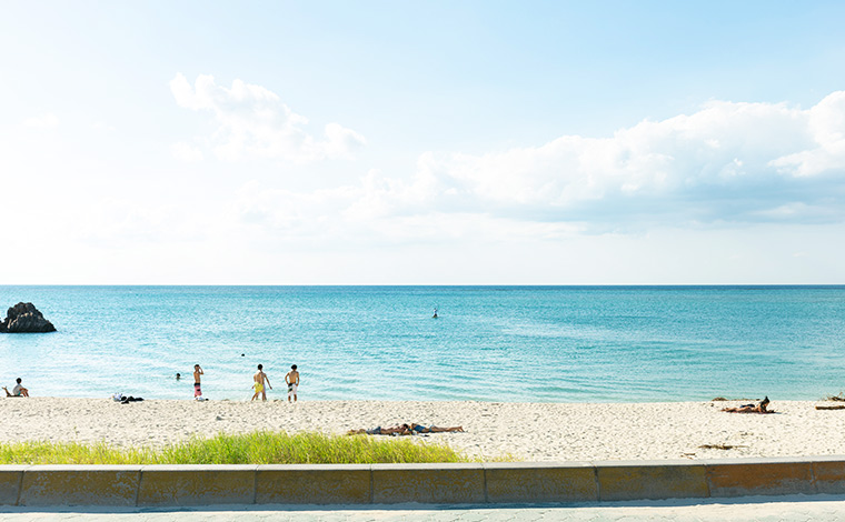 近隣には「美浜アメリカンビレッジ」があるのでショッピンングも楽しめます。