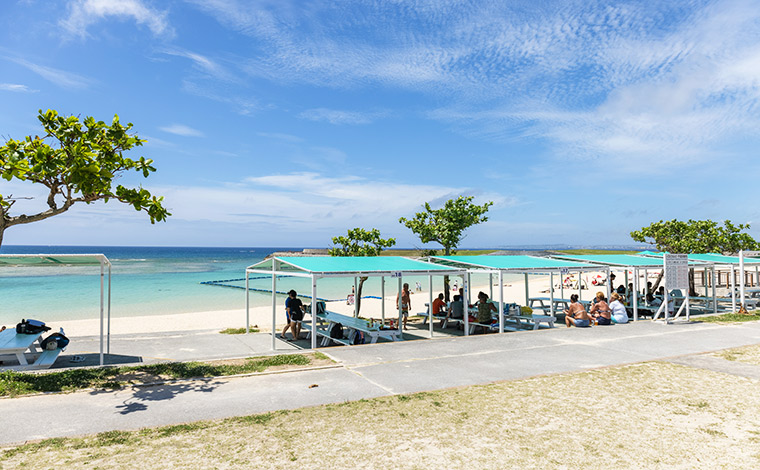 ビーチ前にズラリと並んだテントの下でビーチパーリーを楽しむ。