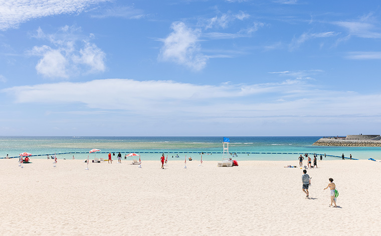 那覇からもほどちかく、シャワーやトイレなどの設備も整っているので、観光客のみならず地元民にも人気のトロピカルビーチ。 