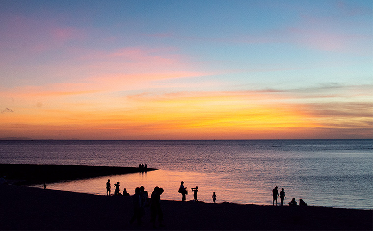 トロピカルビーチは絶好の夕日スポット。水平線に沈む太陽をゆっくりと眺める。