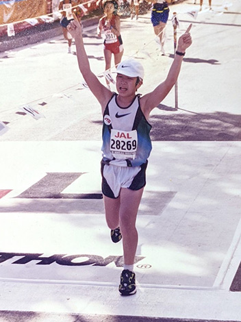 1998年ホノルルマラソン、部門別8位入賞時の写真