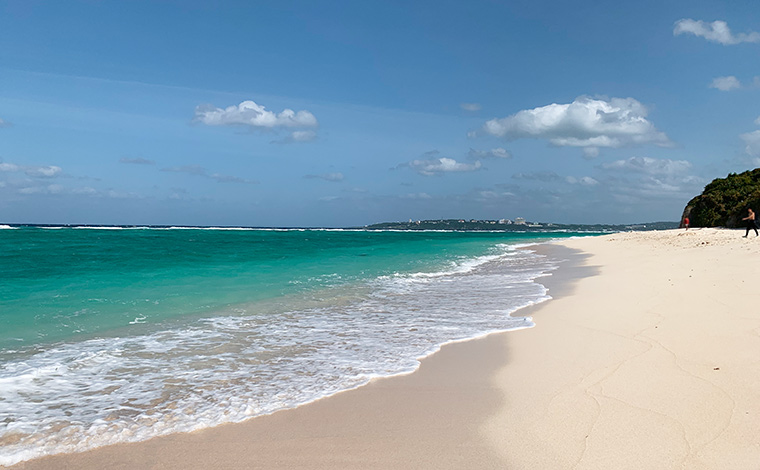 朝の散歩にもおすすめな瀬底ビーチ