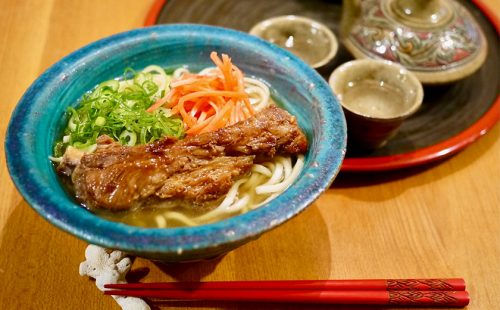 コンドミニアムで作りたい！沖縄の郷土料理ソーキそばと、黒糖たっぷりバター餅の簡単レシピ！