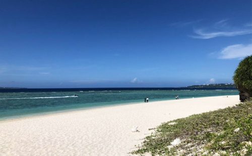 沖縄、瀬底島のビーチリゾートで、マリンスポーツやスパ、グルメなどを満喫