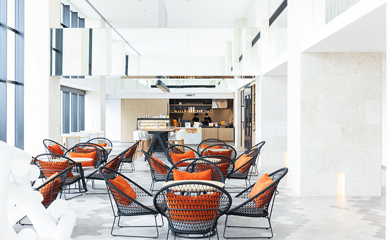 写真提供：Sesoko Masayuki<br />
リゾートの1Fにあるカフェスペースは明るく開放感があります。