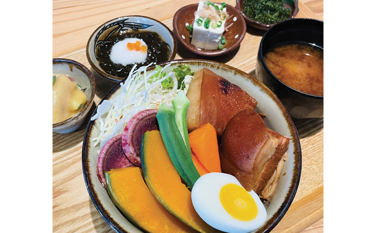 ラフテー丼：1,500円　写真提供：海人料理　海邦丸