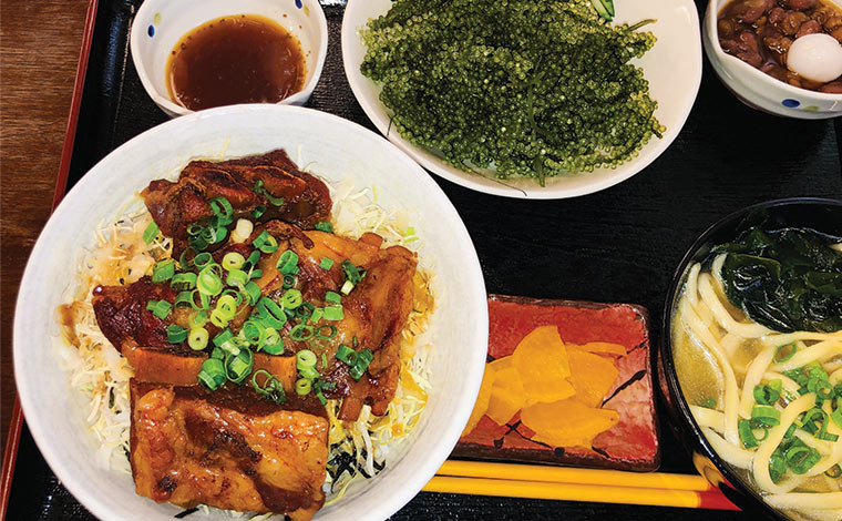 ソーキ丼定食　1,500円　写真提供：沖縄美ら島財団