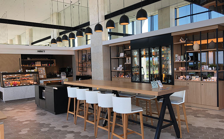 ザ・ビーチリゾート瀬底・ヒルトンクラブ１階のMRK’T「CHIM DON DON」