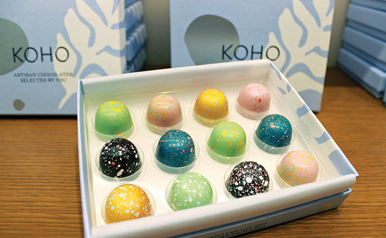 チョコレートは、リリコイ・キャラメル、ハワイアン・シーソルト・キャラメル、マカダミア・プラリネ、グアバ・キャラメル、マカダミア・ブロッサム・ハニー・キャラメル、コナコーヒー・キャラメル、マンゴー・ジンジャー・キャラメル、ココナッツ・キャラメルの8種類。