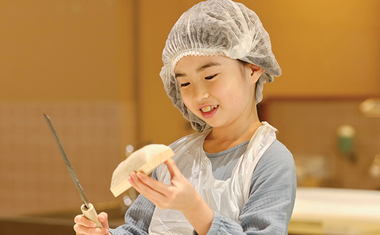 かまぼこ作り　写真提供：鈴廣かまぼこの里