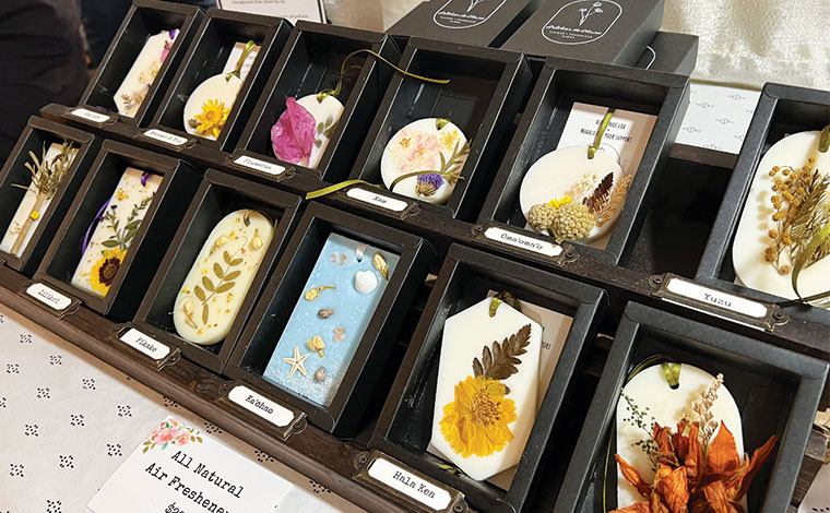 ハワイの植物が美しいワックスタブレットはギフトにも最適。各22ドル。