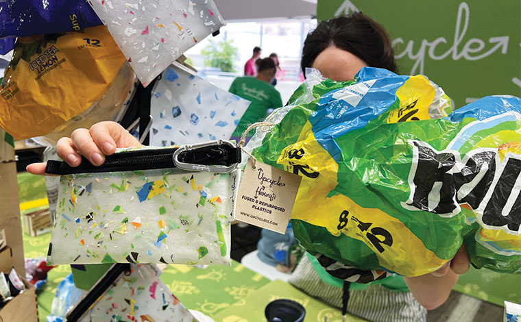 捨てられるプラスチックゴミを活かしたポーチは各32ドル。