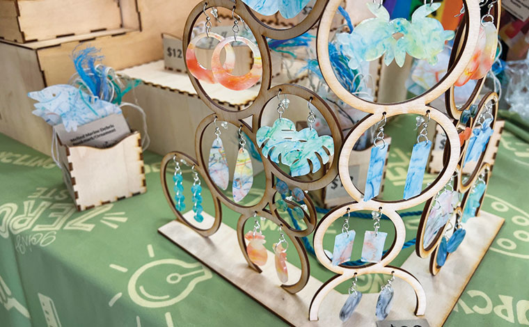 身につけることで環境保護活動をサポート。カラフルなピアスも人気30ドル。