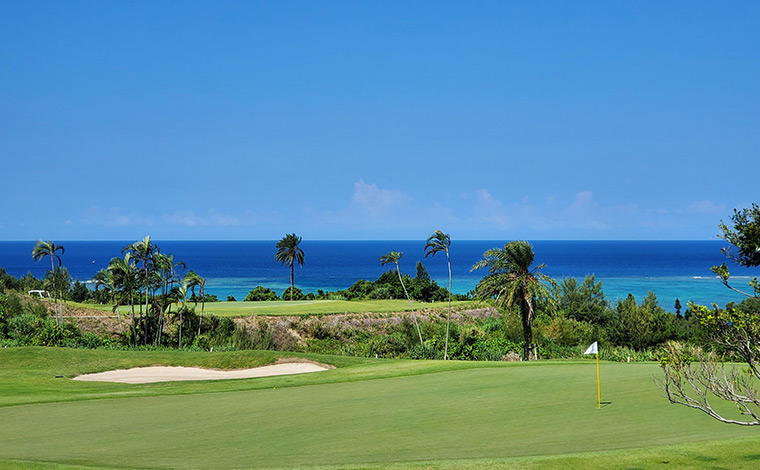 （手前が6番・奥グリーンが3番）<br />
写真提供：ＰＧＭゴルフリゾート沖縄<br />
