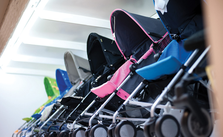 ショッピングモールに並ぶカラフルなストローラー