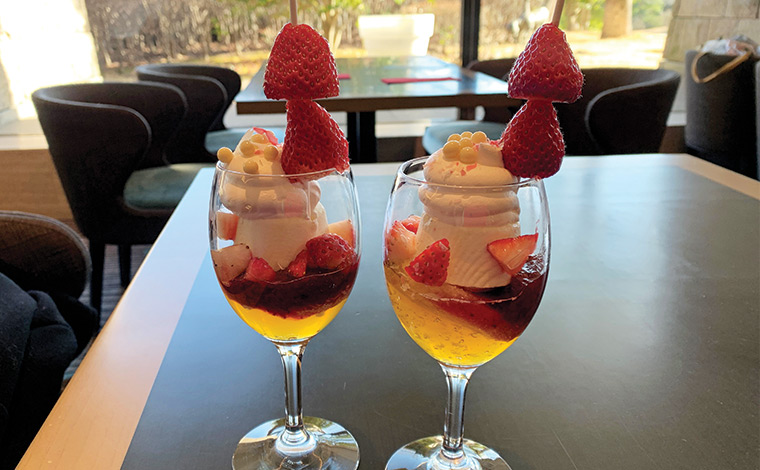 ジャスミンとホワイトチョコの苺パフェ