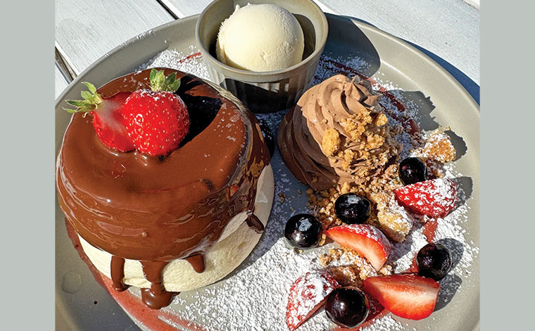 フレッシュベリーチョコレートパンケーキ（写真提供：trip cafe okinawa）