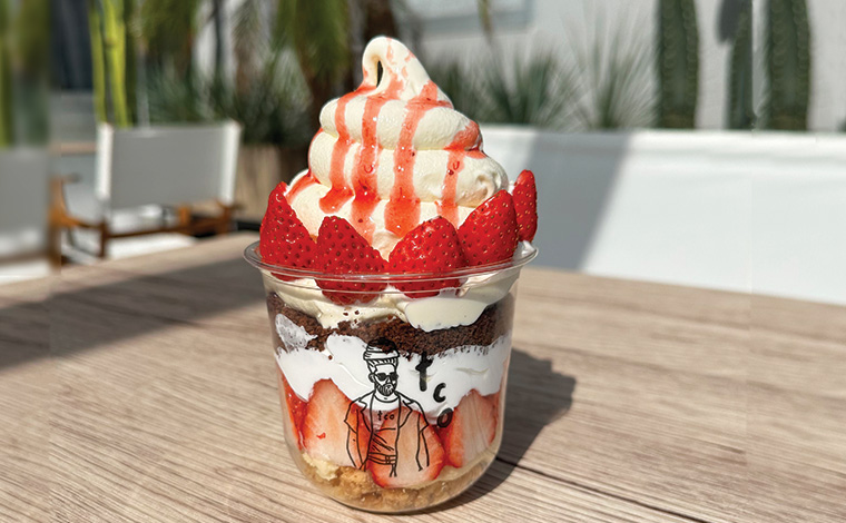 ストロベリーパンケーキパフェ（写真提供：trip cafe okinawa）