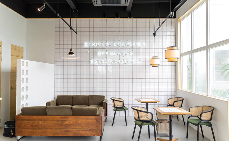 瀬底店の店内。外にはテラス席もあり。（写真提供：trip cafe okinawa）