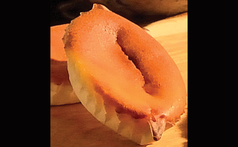 写真提供：INTERLINK OKINAWA那覇空港店）<br />
（Cap）お土産にもぴったりな田芋チーズケーキ『福花』6個入り/1480円。