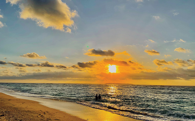 瀬底ビーチの夕日