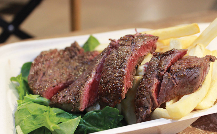 「本格的すぎる！」と人気。Meataly Boys（ミータリー・ボーイズ）のトップ・サーロイン・ステーキ（10オンス/17.80ドル）