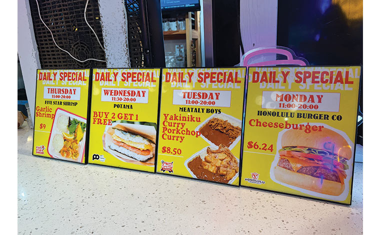 「月曜は通常12ドルのチーズバーガーが6.24ドルに！」など、曜日ごとにお得なスペシャルメニューがあるので、SNSでも更新中