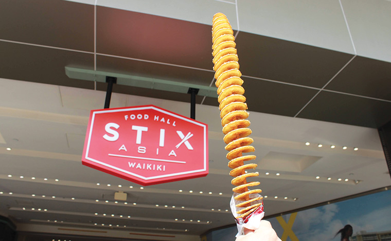 トルネードポテト（韓国語ではフェオリポテトと呼ばれる）は9.99ドル（5:00 p.m.以降は11.99ドル）。チーズやオニオンのフレーバーも選べます