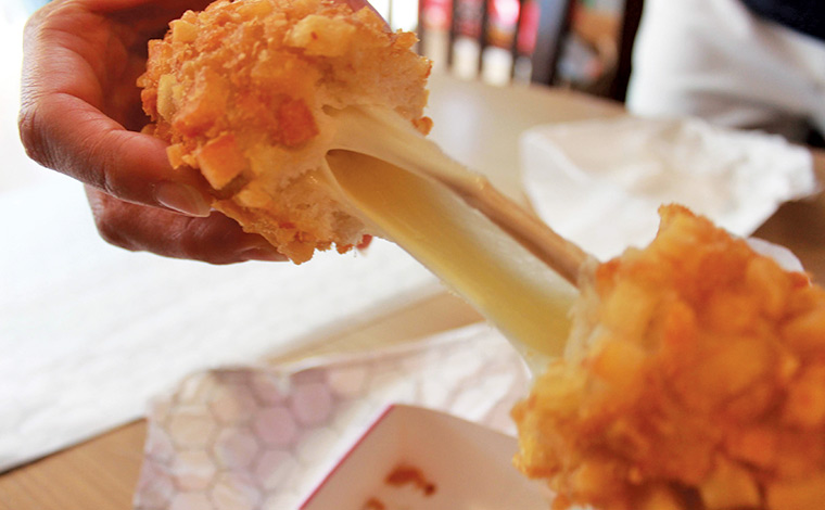 モッツアレラチーズがたっぷりのKライスドッグ（ポテト付き）は10.99ドル（5:00 p.m.以降は11.99ドル）。無料で砂糖も追加できます