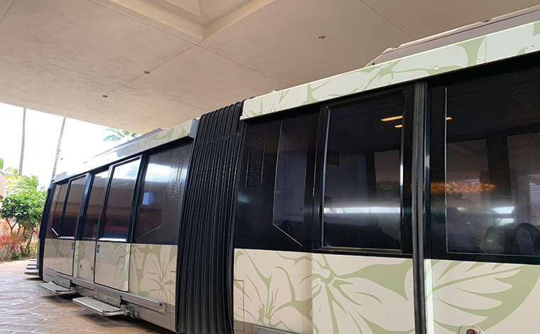 5両編成のトラムは車内で日本語の案内もあるので安心です