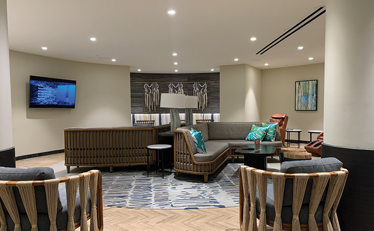 お部屋の準備が整うまでラウンジでのんびり