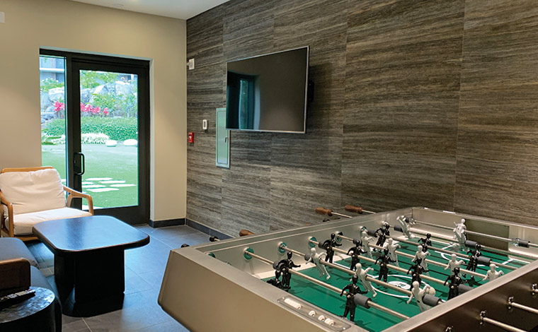 テレビやパソコンがあるほか、ちょっとしたゲーム台も