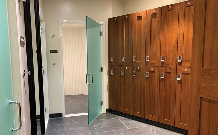 中庭には大人用のプールもあり、シャワー室も備えていて快適です