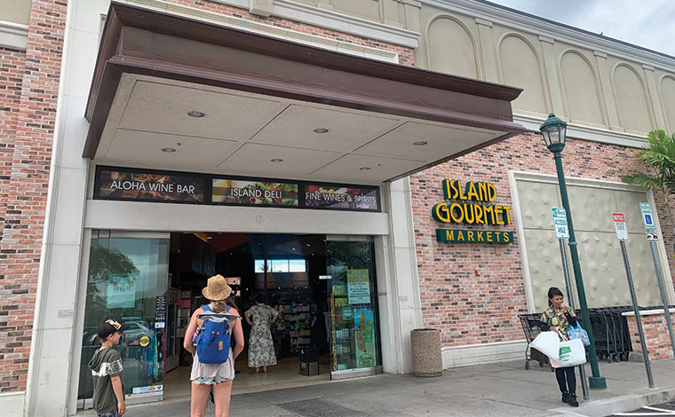 クイーンズ・マーケットプレイス内のアイランドグルメマーケット