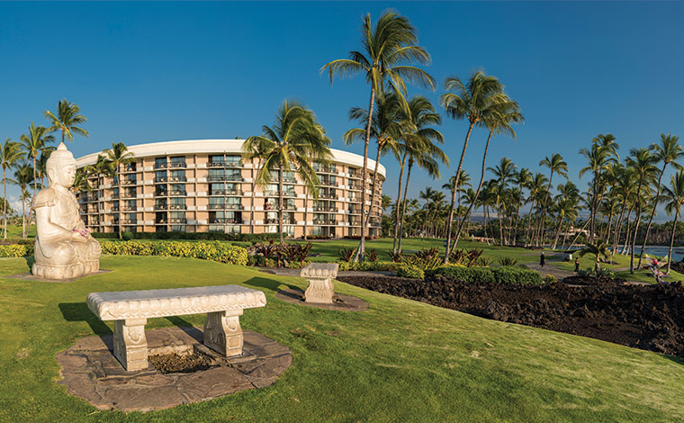 夕日の絶景ポイント「ブッダ・ポイント」。季節によっては遠くにくじらが見えることも