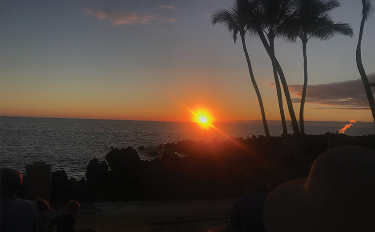 美しい夕日を見に多くの人が集まります