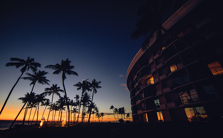 夕焼けのオレンジと夜の紺色が混在する美しい時間