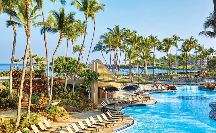 プールの上を渡る吊り橋は少しだけスリリングで小さなお子様も大喜び