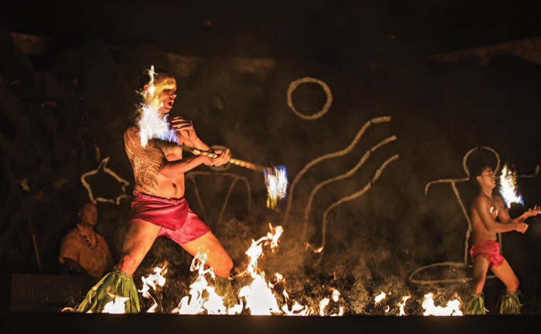 食事とパフォーマンスが楽しめる「レジェンド・オブ・ハワイ・ルアウ」