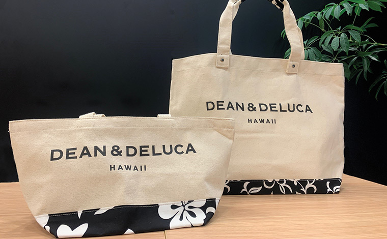 左 ハイビスカス・スモールトート　38ドル　右 ハイビスカス・デラックストート　75ドル