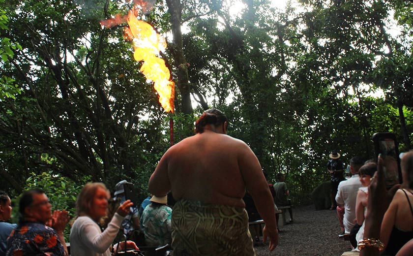 ハワイの伝統や食事を贅沢に体験！ タンタラスの丘での特別ルアウショー