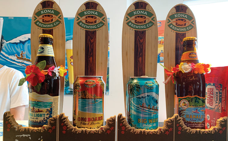 レイがかけられたコナビール。サーフボードもかわいいです