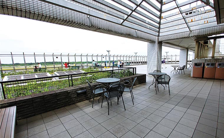 第1ターミナルの展望デッキにはフードコートから行くことができ、テーブル席もあるので食事ができます。