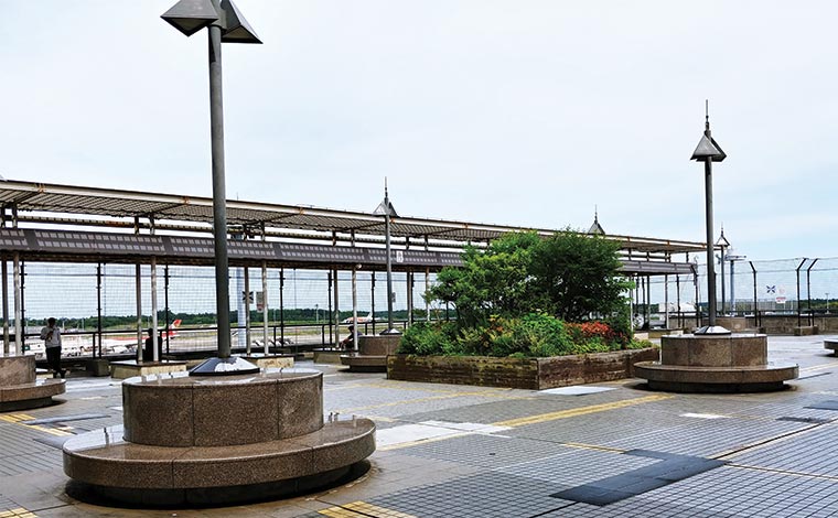 第2ターミナルの南側見学デッキ。無料の連絡バスでターミナル間を移動しても楽しそうです。